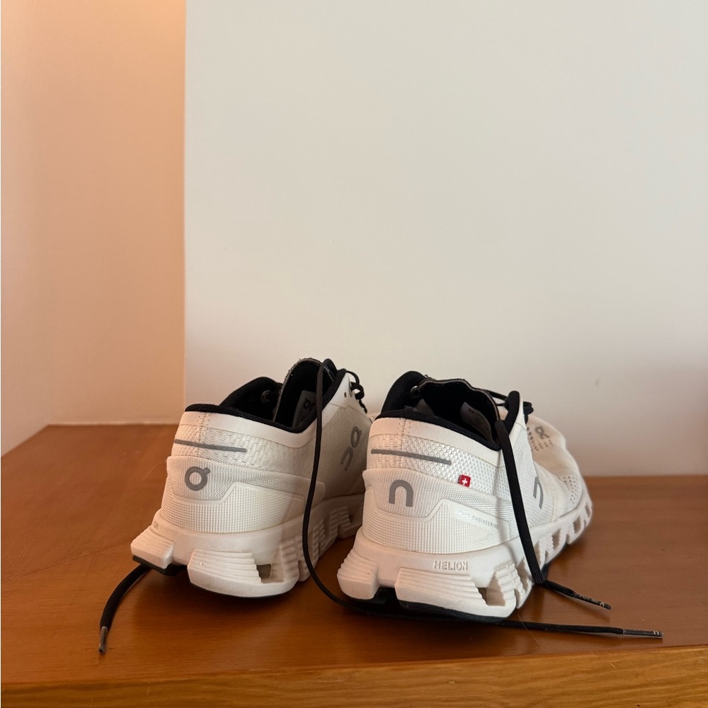 On Women’s Running Shoes size 9 - Picture 4 of 4